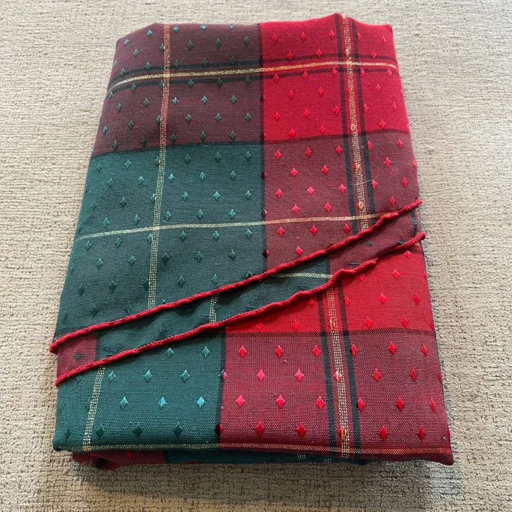 Red Green Plaid Round Tablecloth Christmas Holiday Gold Metallic‎ Trim 70 Inch